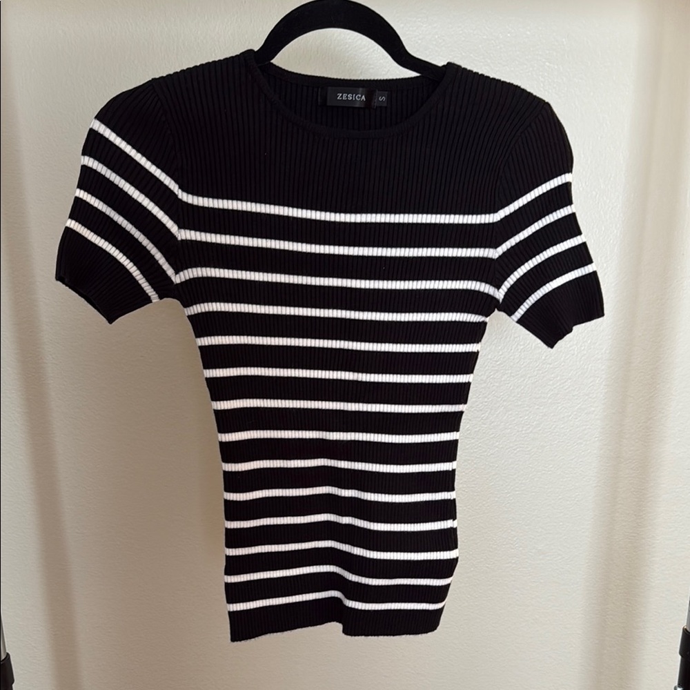 Zesica Ribbed Black Top